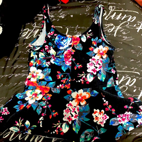 Crop top, flower vibe - Picture 2 of 2